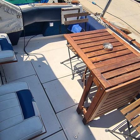Boat To Sleep In Barcelona Hotel Сант Адриа де Бесос Екстериор снимка