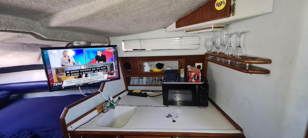 Boat To Sleep In Barcelona Hotel Сант Адриа де Бесос Екстериор снимка