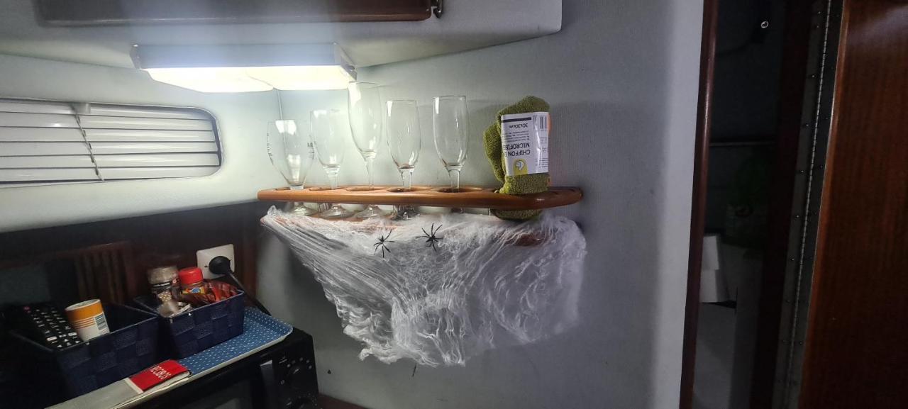 Boat To Sleep In Barcelona Hotel Сант Адриа де Бесос Екстериор снимка